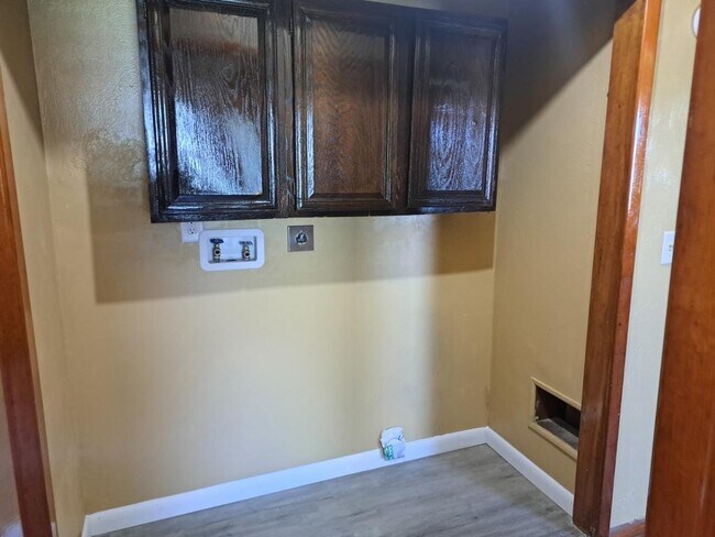Building Photo - 303 S Cedarview St