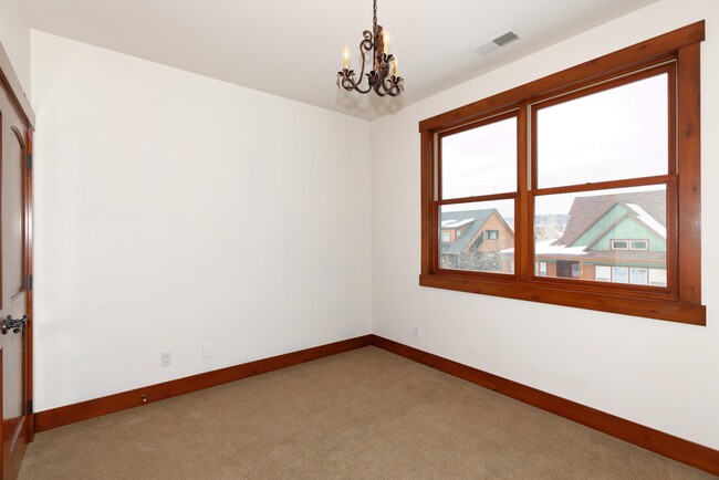 Building Photo - 210 Juniper Ct