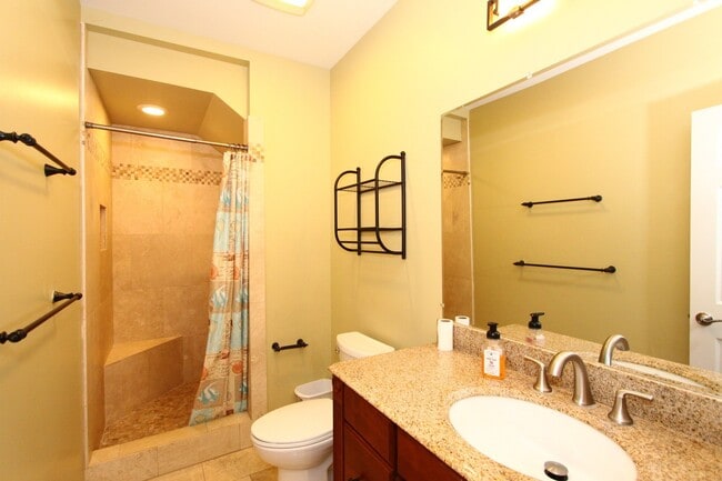 Building Photo - Large 4 bedroom, 3 bath, 4+ parking, gated single family house in Kalihi