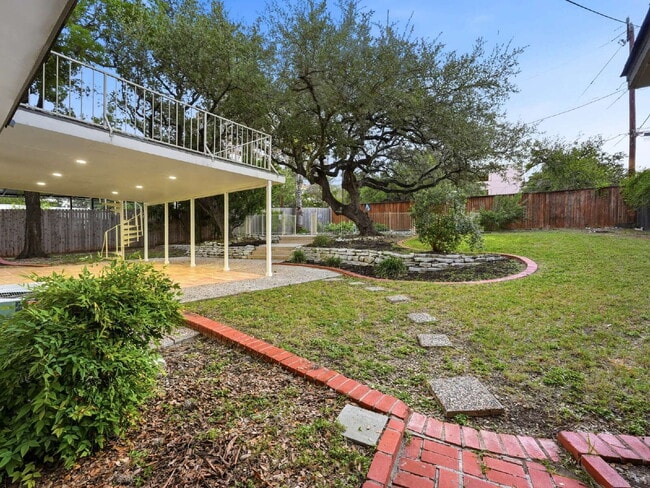 Building Photo - Home with a POOL!