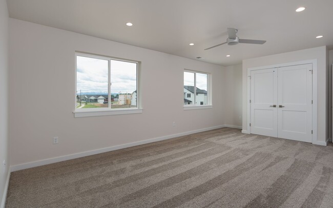 Building Photo - Stunning 4 bed, 3 bath - Corner Lot