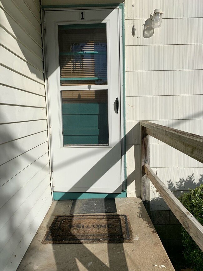 Building Photo - Absolutely Adorable two bedroom is move in ready!