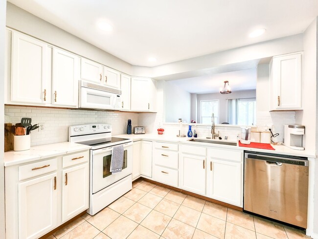 Building Photo - Available SEPTEMBER - 3bd Home on Gleneagl...