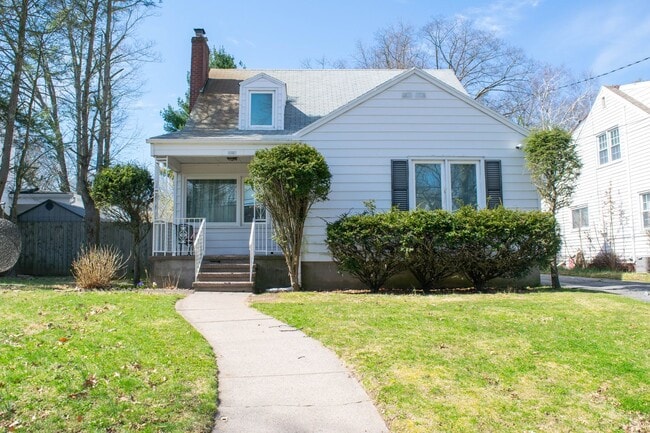 Building Photo - Gorgeous 4-Bed 2-Bath in Beaver Hills