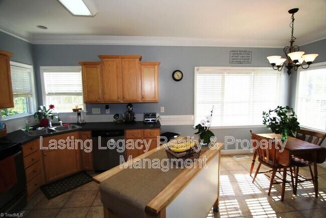 Building Photo - 950 Wellesley Pl Dr