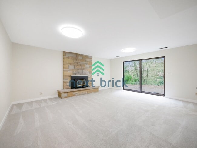 Building Photo - 3 Bed and 3 Bath Plus Office Private Single-family Home is Available for Rent!