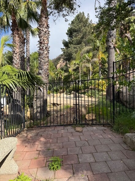 Building Photo - 24690 W Saddle Peak Rd