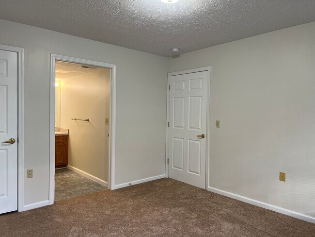 Building Photo - Downtown 2-Bdr 2-Bth Condo - First Floor -...