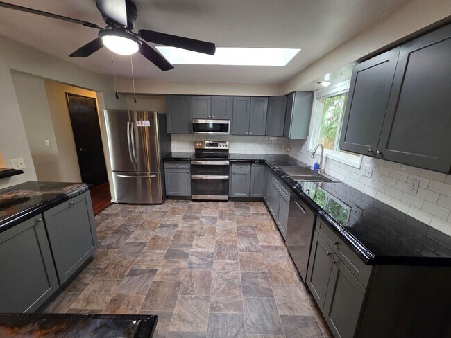 Building Photo - Beautiful Home in 5 Mile