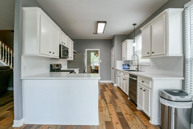 Building Photo - 232 Doncaster