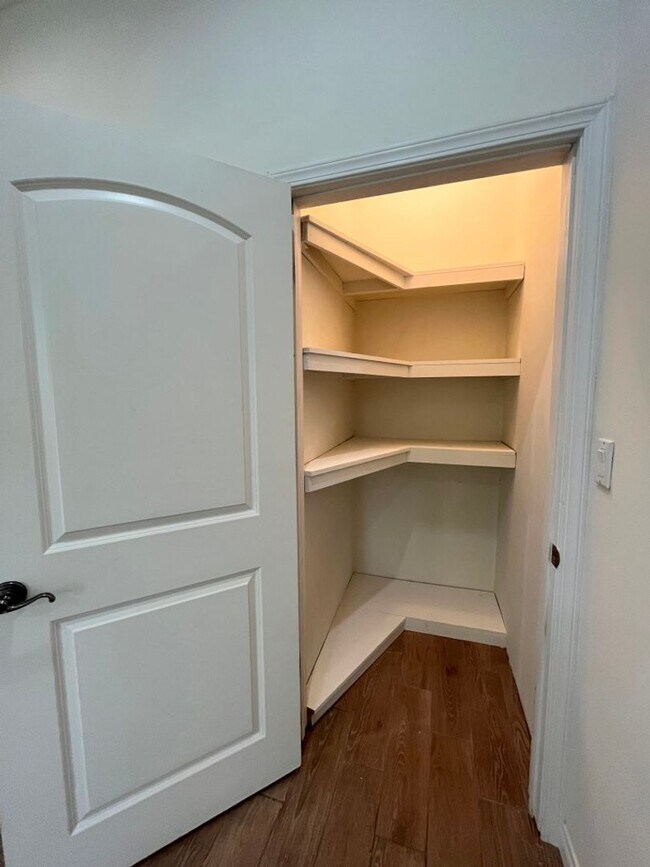 Building Photo - MOVE-IN READY! House w/full guest unit; near to Ventura Blvd!