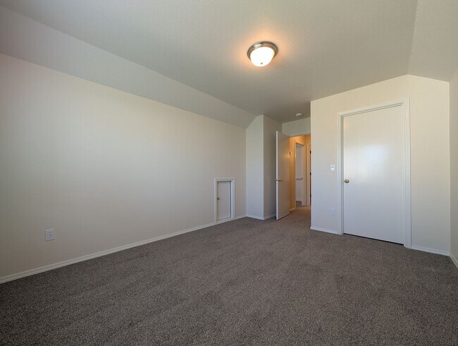 Building Photo - 686 Oakdale Ave