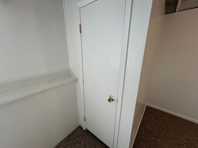 Building Photo - 5 Bed 2 Bath Home with 2 Car Attached Garage in Quiet Nice Neighborhood.