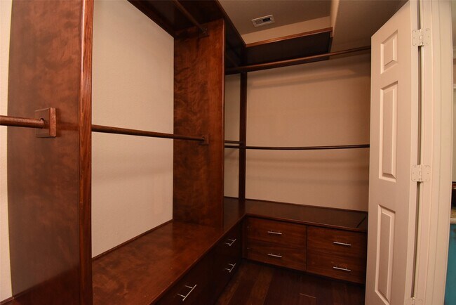 Building Photo - 16915 Locust Springs Dr