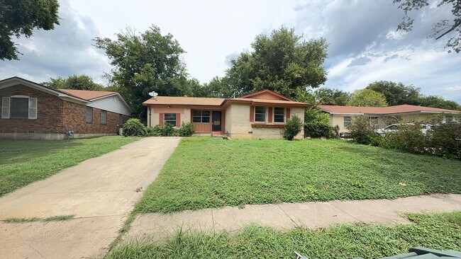 Building Photo - Upgraded 4 bedroom 2.5 bathroom house!  HO...