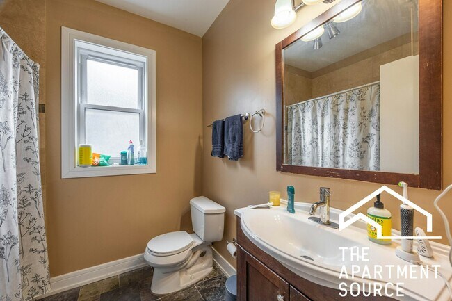 Building Photo - 3023 N Oakley Ave