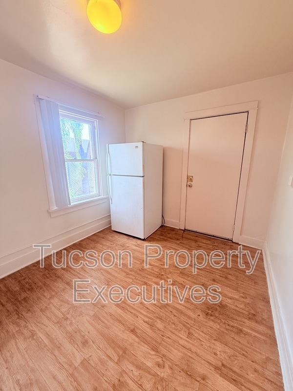 Building Photo - 2632 N Stone Ave