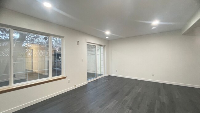 Building Photo - 3 bed 1.5 bath townhome in the prime locat...