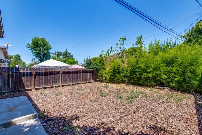 Building Photo - 1281 Flora Ave