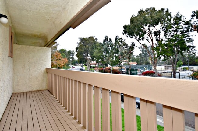Building Photo - Make this Tanglewood Townhome your cozy home!