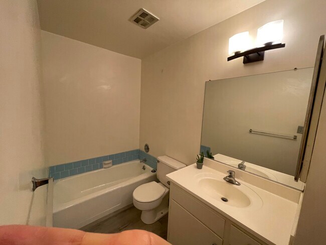 separate bathtub - 1187 E 3rd St