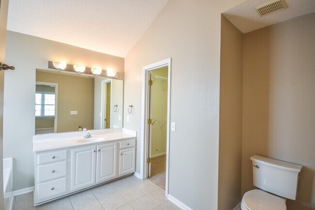 Building Photo - 144 Vail Ct