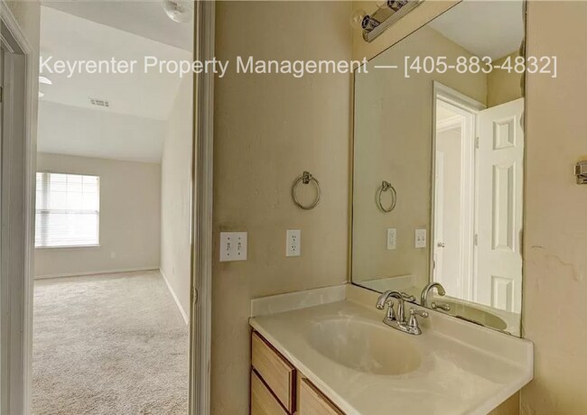 Building Photo - Gorgeous 3 bedroom 2 Bath and 2 Car Home in the Heart of Yukon