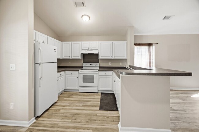 Building Photo - Comfortable 3BR Ranch with 2-Car Garage in Northwoods Pointe