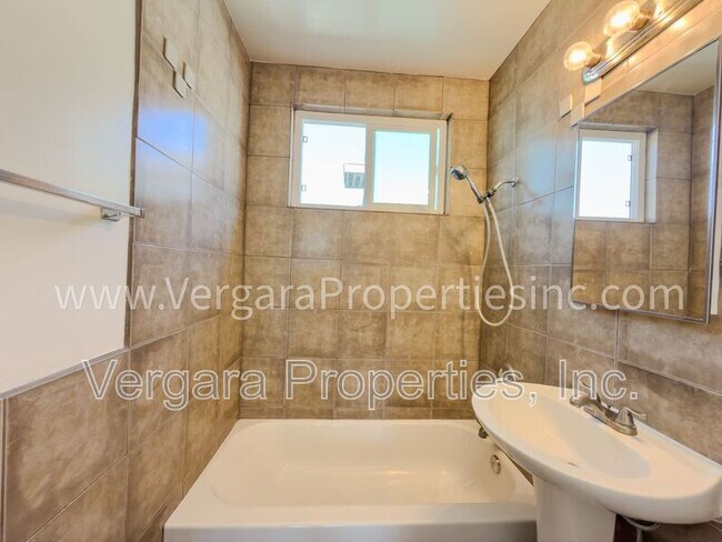 Building Photo - 1083 E 7th St