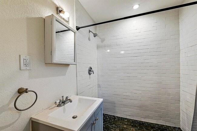 Building Photo - 18502 E Lakeview Dr