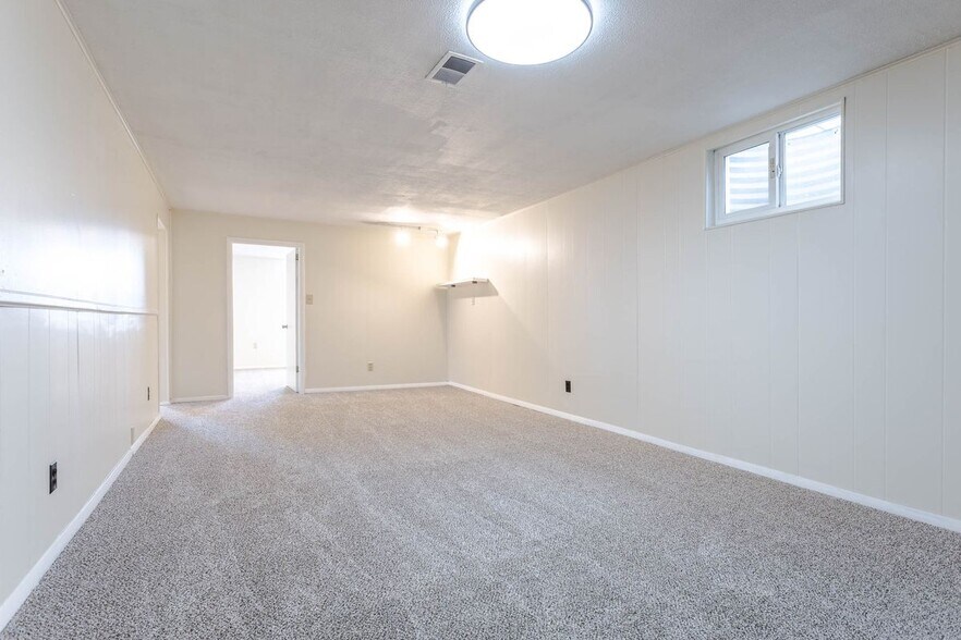 Building Photo - 755 Braun St