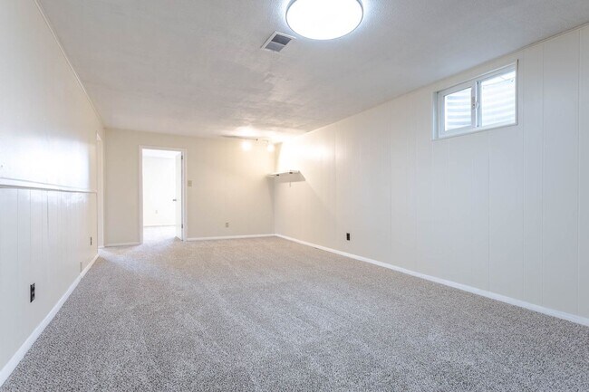 Building Photo - 755 Braun St