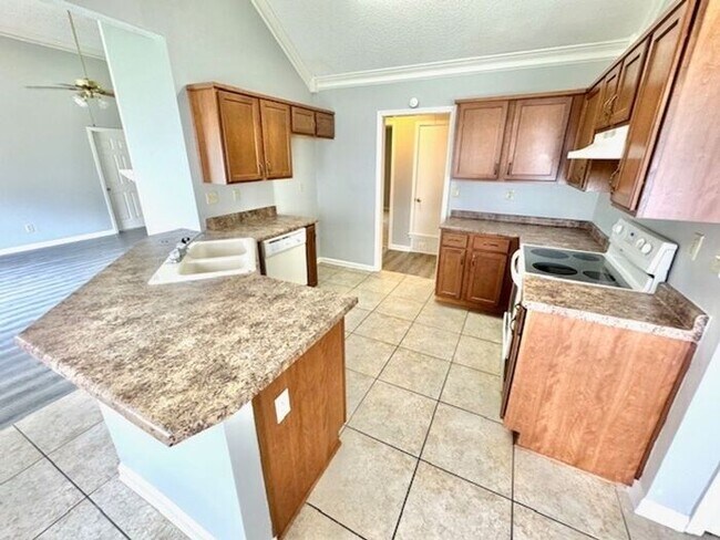 Building Photo - Renovated Homme! Southeast Memphis- Now Le...