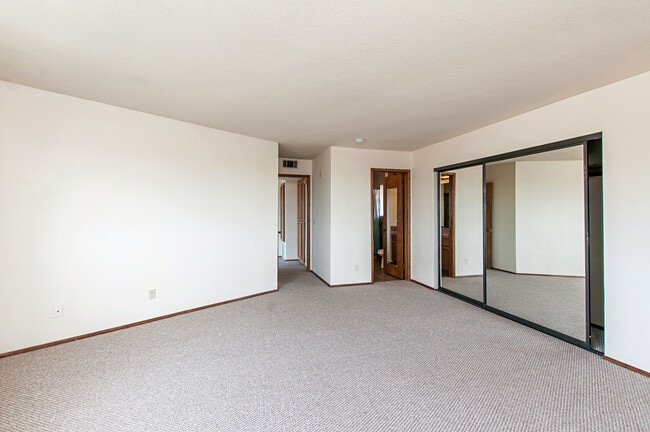 Building Photo - BEAUTIFUL BAY PARK CONDO W/ BAY VIEWS! - 2...