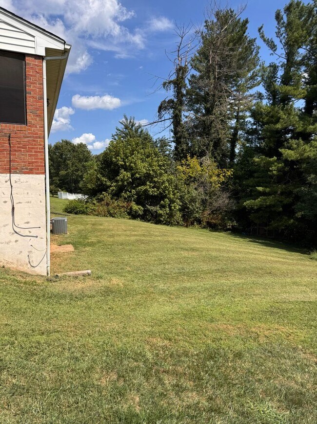 Building Photo - 104 Westburg Dr