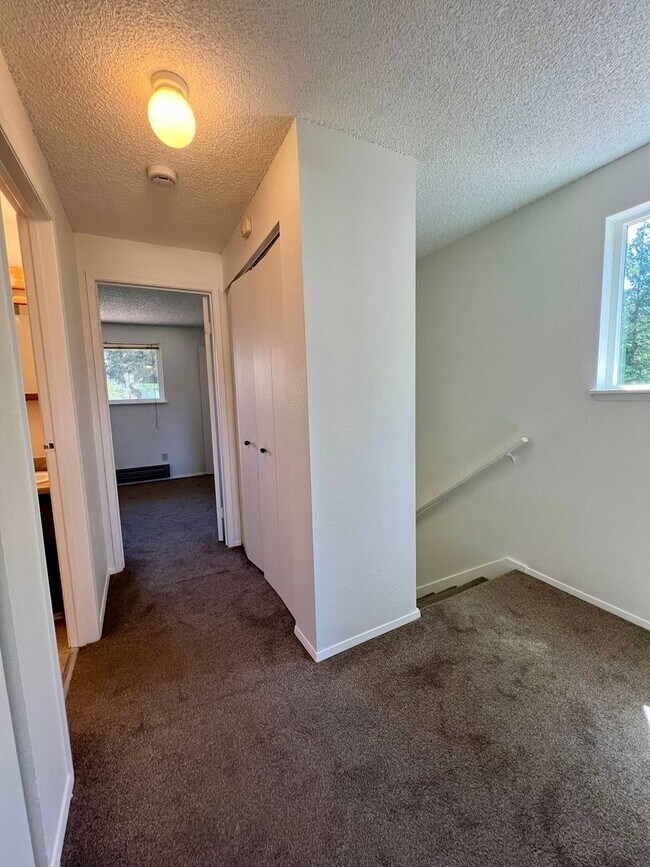 Building Photo - 6102 Glen Mary Ln SE
