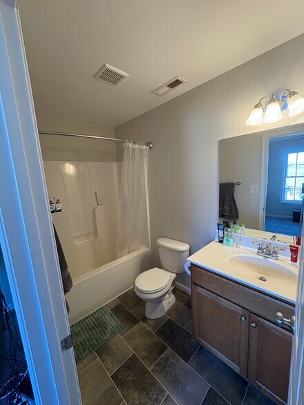 Building Photo - 1810 Broadway St