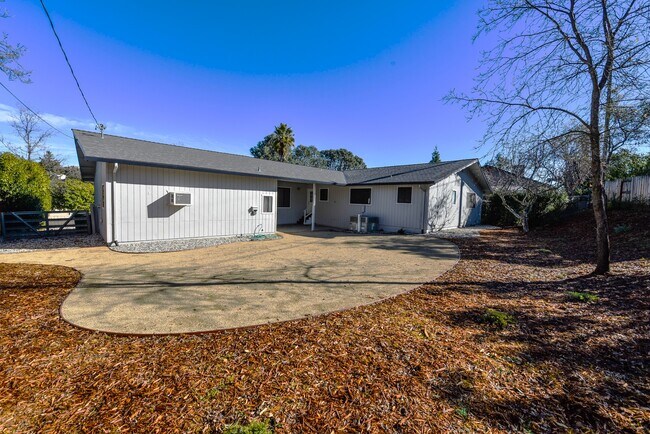 Building Photo - 2455 Knollwood Dr