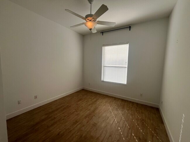 Building Photo - 1220 Hampstead Ln