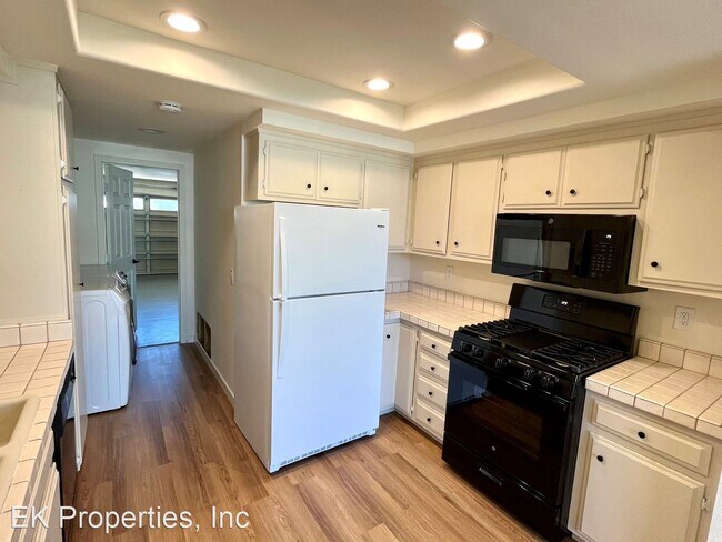 Building Photo - 2 br, 2.5 bath House - 140 Coop St