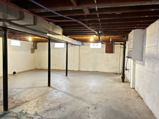 Building Photo - 3 BR/ 1 BA w/ renovated kitchen and bath