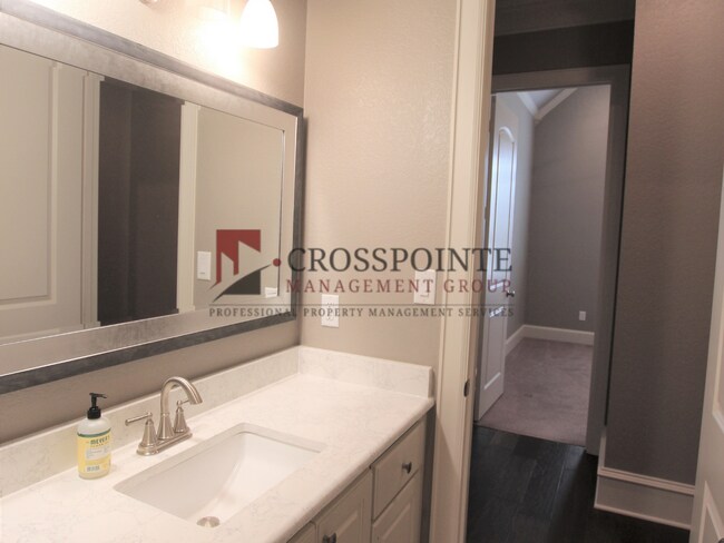 Building Photo - Gorgeous 3 bed 2 bath home in Hadley Court!