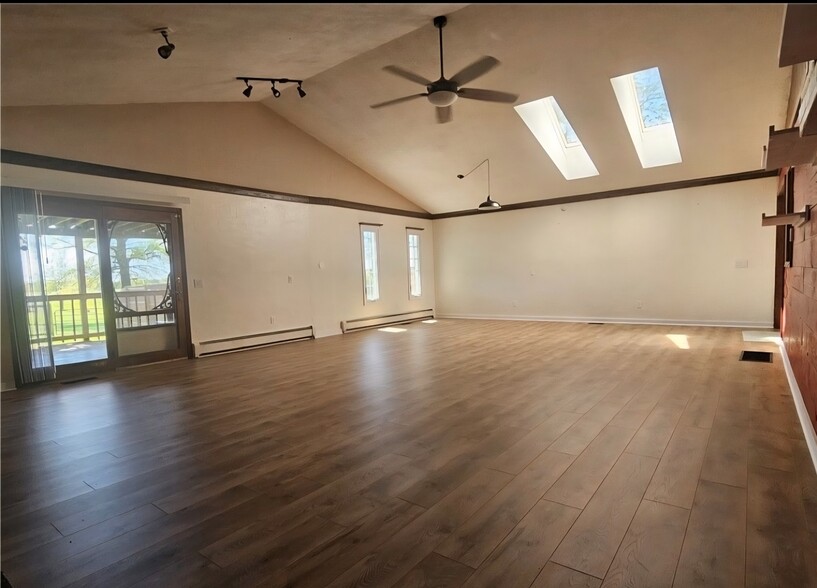 Oversized livingroom and dining room - 14301 Galehouse Rd