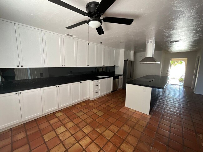 Building Photo - 74378 Myrsine Ave