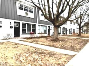 Building Photo - 1900 Green Bay Rd