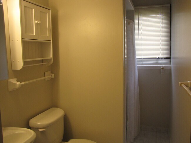 Building Photo - Great location *4Bed*2Bath home in Cottage Grove. Avail NOW.