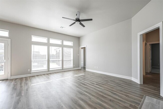 Building Photo - 6215 Suncrest Ct