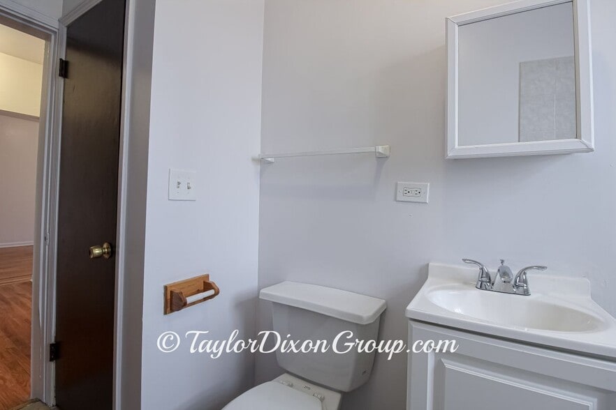 Building Photo - 4033 W Gladys Ave