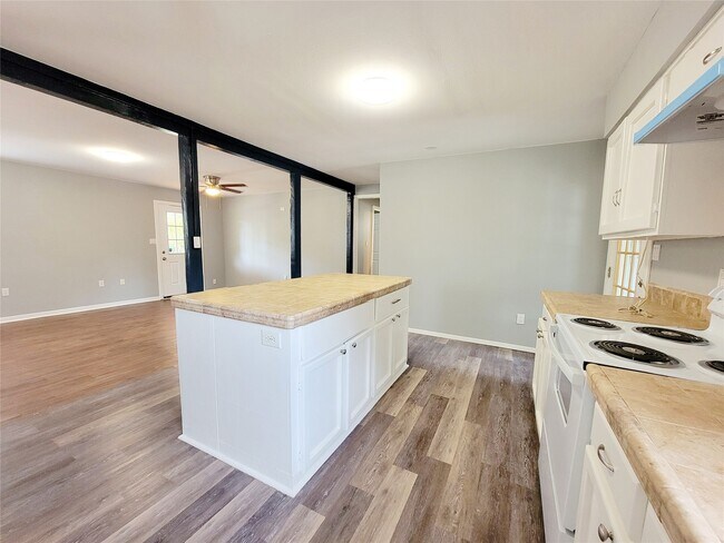 Building Photo - 15590 Magnolia Park