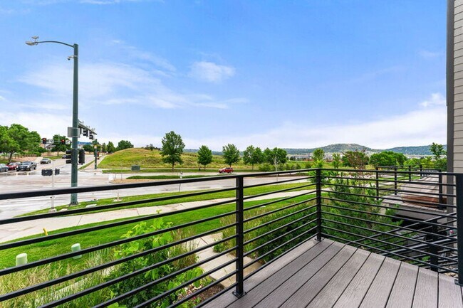 Building Photo - Modern End Unit in the Meadows!